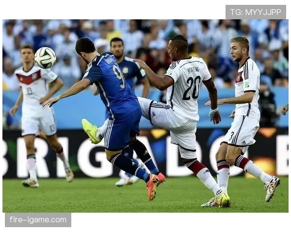 足球明星盛典闪耀绿茵场，巨星云集演绎非凡魅力与精彩对决