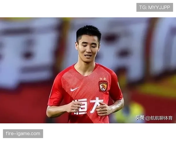 韦世豪又穿名牌却配一双掉了色的旧袜子，这是谁家的富二代啊？